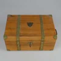 Antike Schreibschatullchen aus Holz im Campaign-Stil