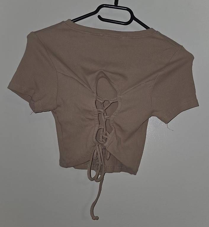 T-shirt: T-Shirt mit Rückenschnürrung – Usato da St. Gallen venduto da ruz_t5lk 1