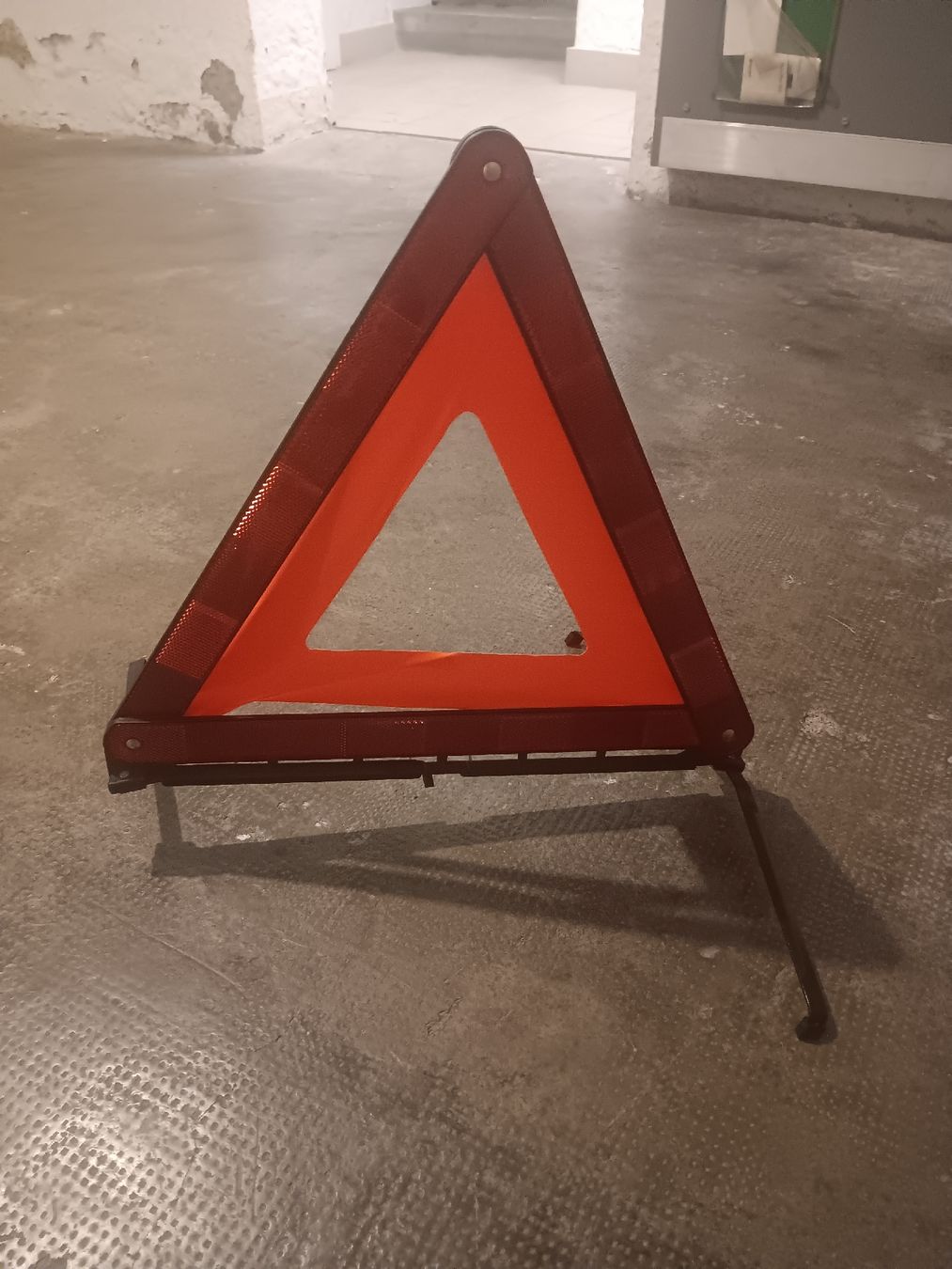 Tutti pezzi di ricambio auto: triangle de panne – Nuovo e nell'imballaggio originale da Lausanne venduto da Grabock 3