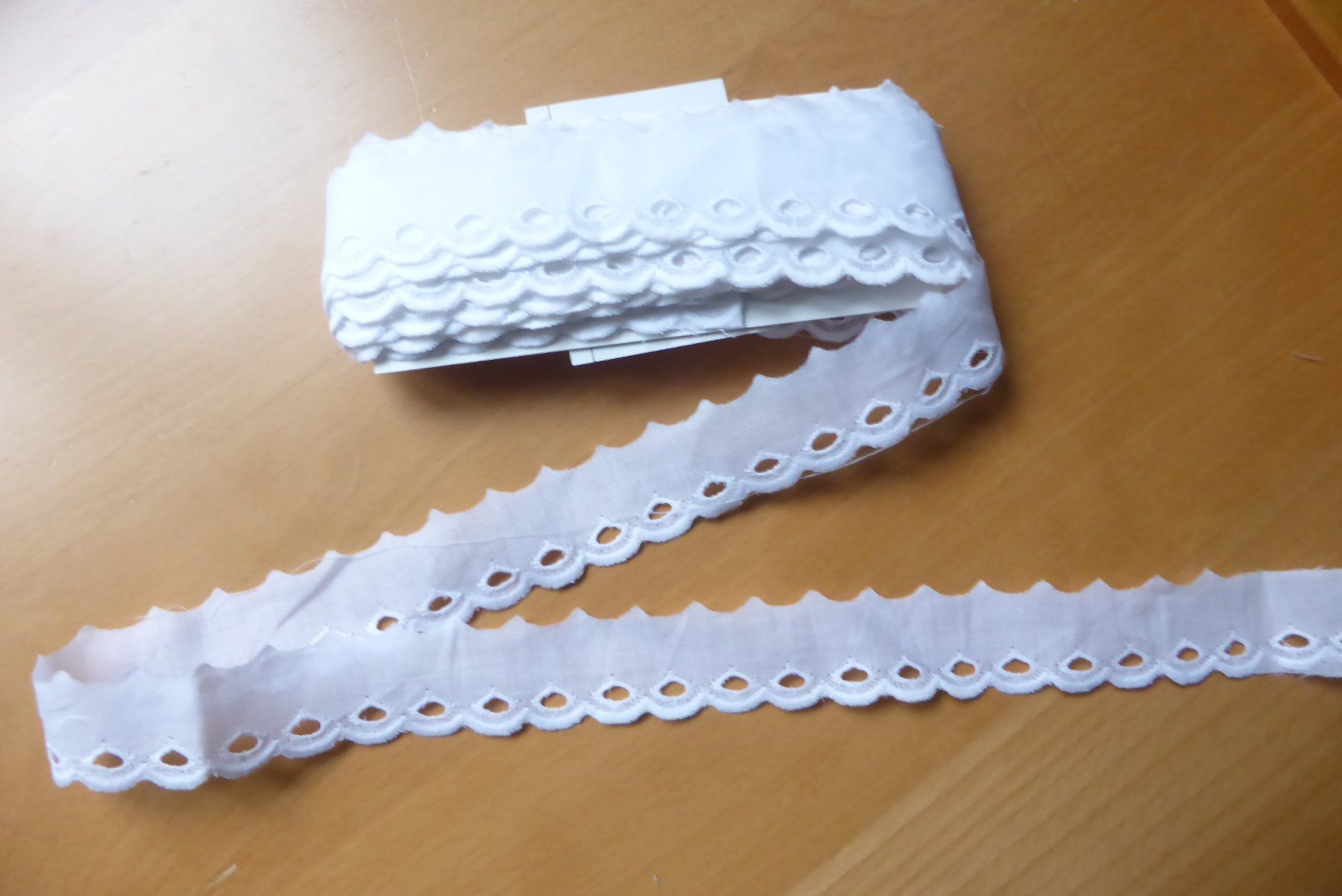Stoffe: Alte St. Galler Spitzen weiss - Preis pro Meter Fr. 2.- – Neu (gemäss Beschreibung) aus Brunnadern von pinkfaden