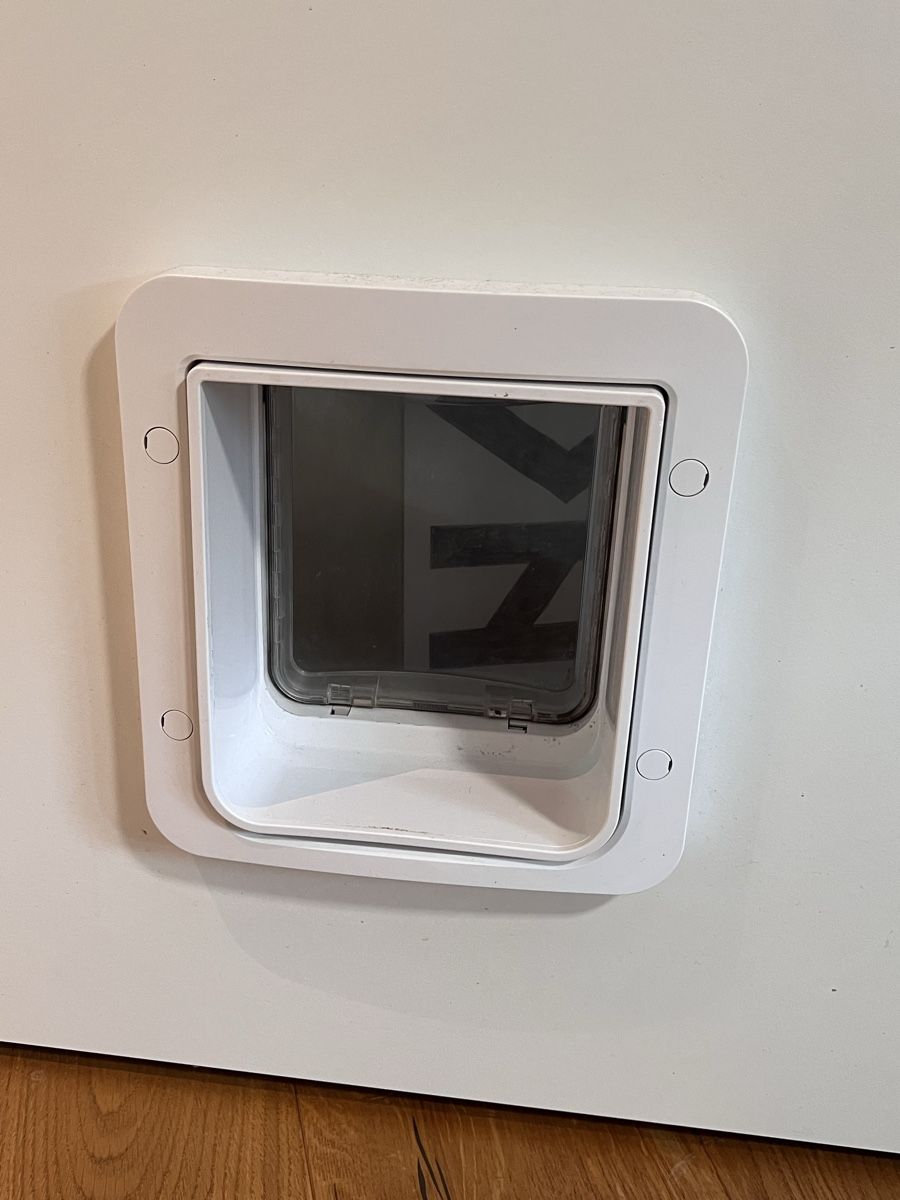Gattaiole: Sureflap Katzenklappe XL mit Chiperkennung – Usato da Buttikon SZ venduto da C_Baer