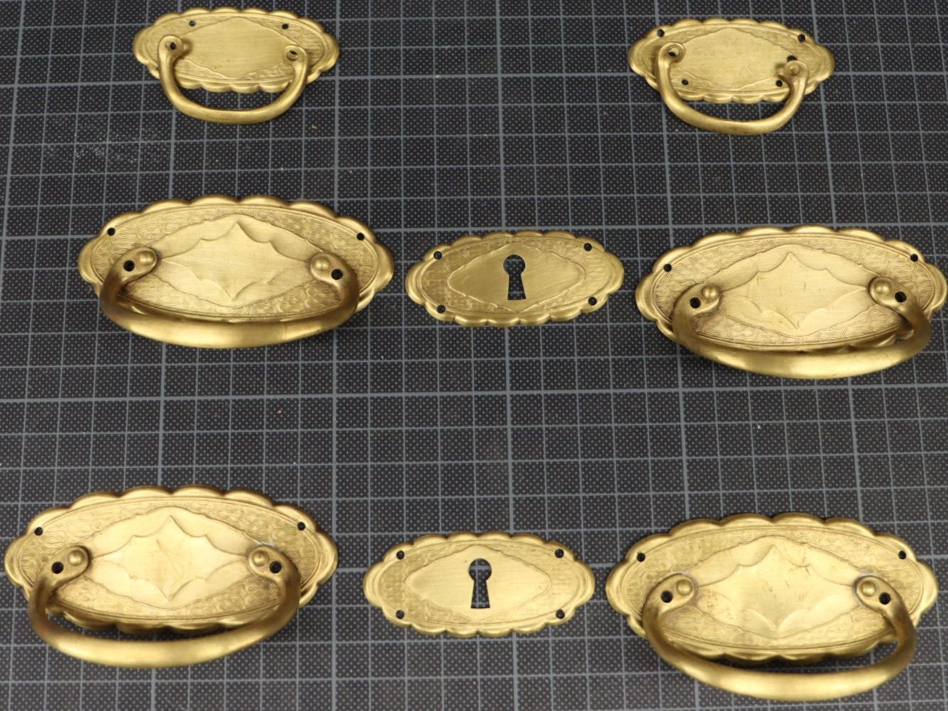 Ferramenta: Komplettes Jugendstil Kommodengriffe-Set – Usato da Emmetten venduto da Super008
