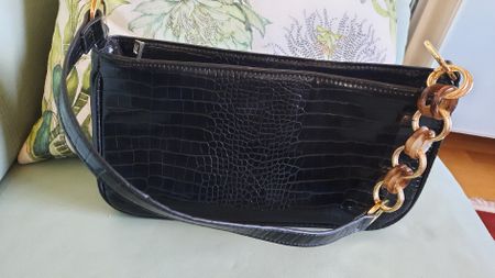 Neuwertige! Handtasche in Lack- Kroko mit Gold/Hornimitat