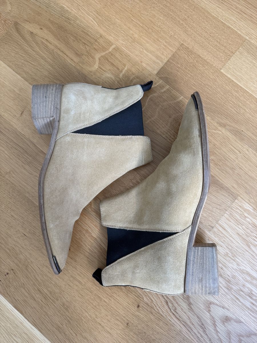 Acne Studios Scarpe da donna: Acne Studios Stiefeletten, Wildleder beige, Gr. 38 – Nuovo (secondo la descrizione) da Zürich venduto da vintagewiedikon 1