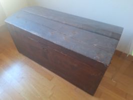 Coffre en bois ancien couleur sombre