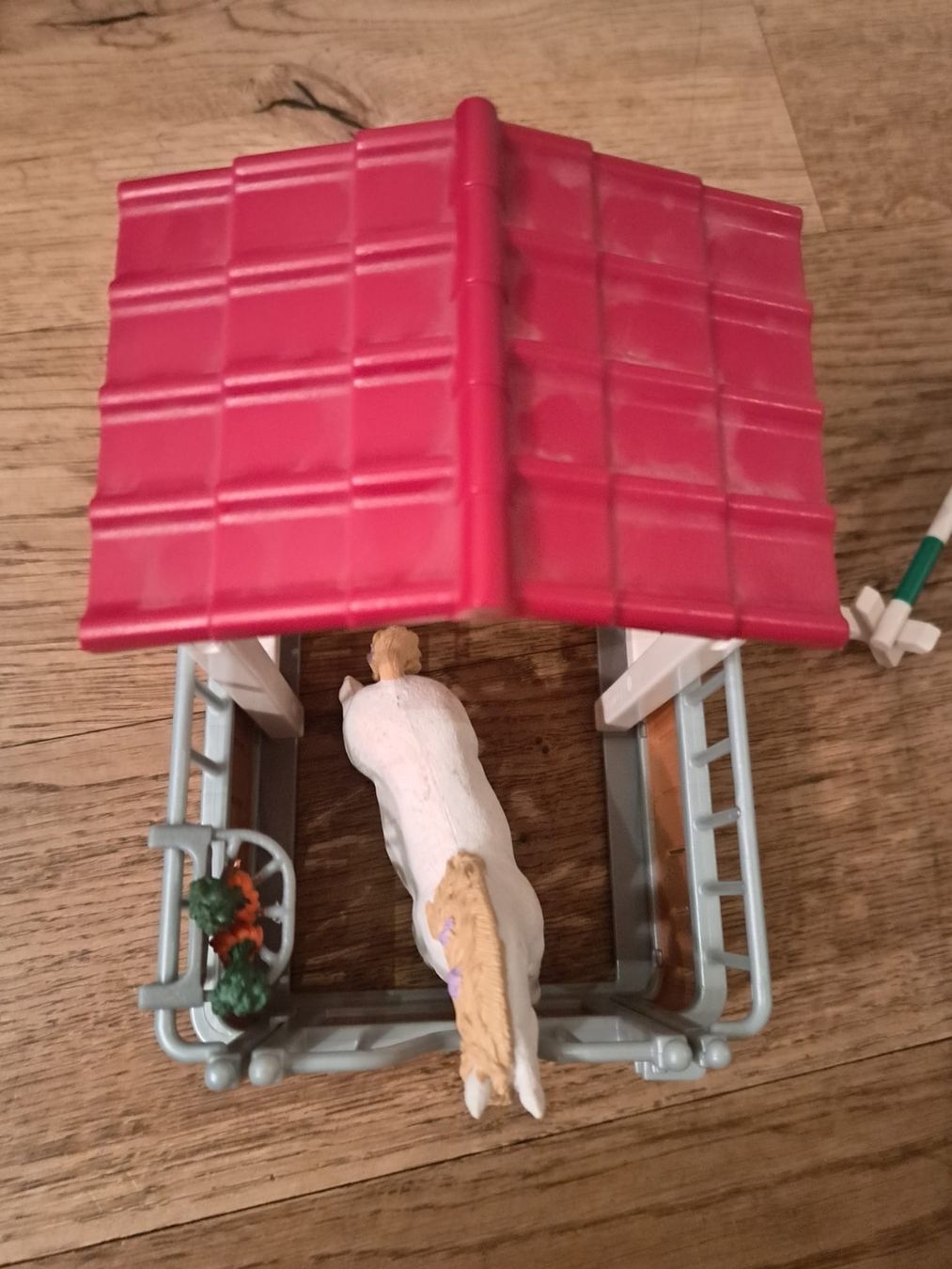 Schleich Spielzeuge: Schleich, weisses Pferd in Boxe inkl. Karotten – Neu (gemäss Beschreibung) aus Madetswil von aur_8xwh 2