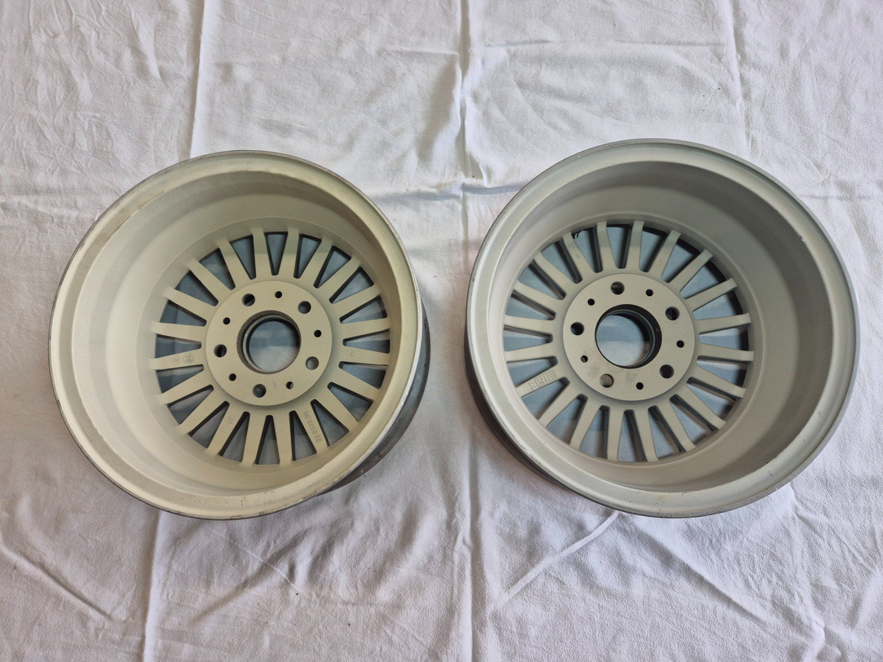 BMW Cerchioni: 2 Stück Original BMW Alufelgen, Oldtimer,6x14 ET22 – Usato da Bremgarten AG venduto da Osella5 1