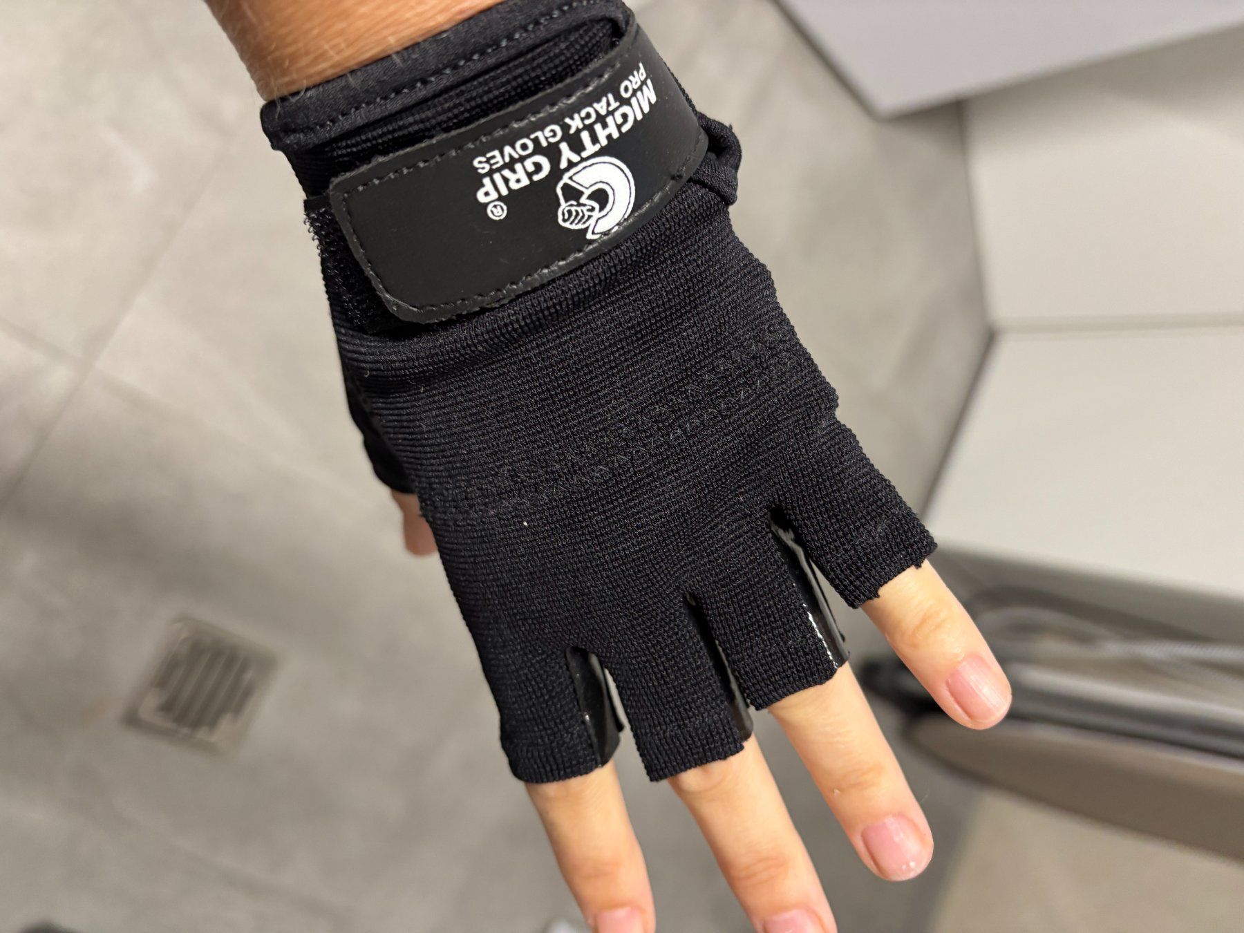 Handschuhe & Handstulpen: Gants Mighty Grip Pro Track noirs taille M – Gebraucht aus Salvenach von gwenwywar