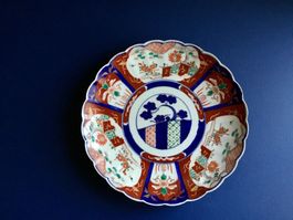 Plat décoratif Porcelaine IMARI, décor floral, ancien