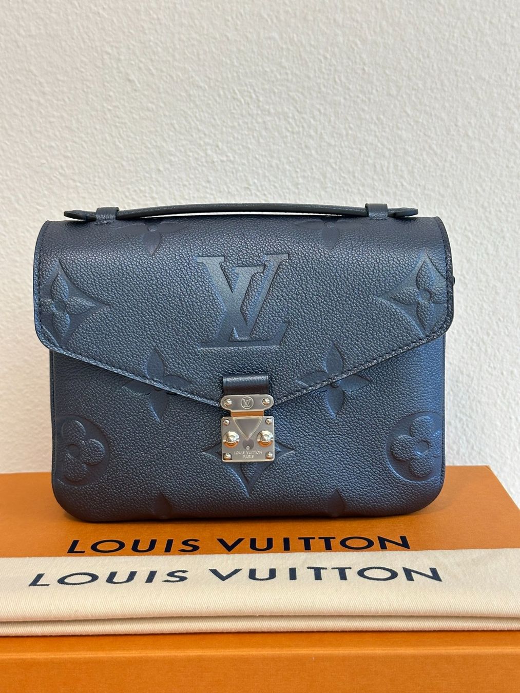 Louis Vuitton Borse da donna: Louis Vuitton Pochette Métis Navy Empreinte Leder – Nuovo e nell'imballaggio originale da Adliswil venduto da theoriginalkeks 1