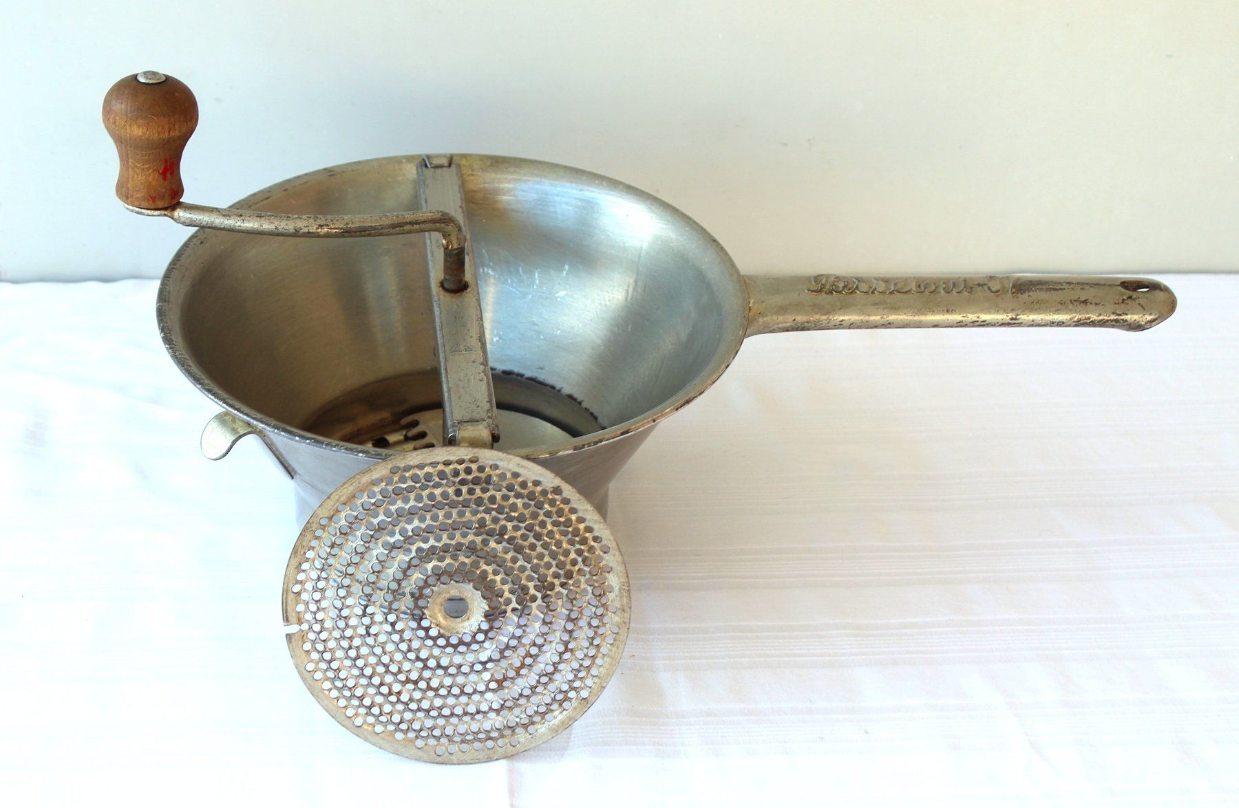 Elettrodomestici da cucina: Alte Passetout 57 Passiergerät Handkurbel mit 2 Scheiben – Usato da Zürich venduto da Auctionata