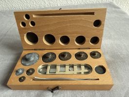 Alte Gramm Gewichte, Gewichtssatz im Holz-Etui