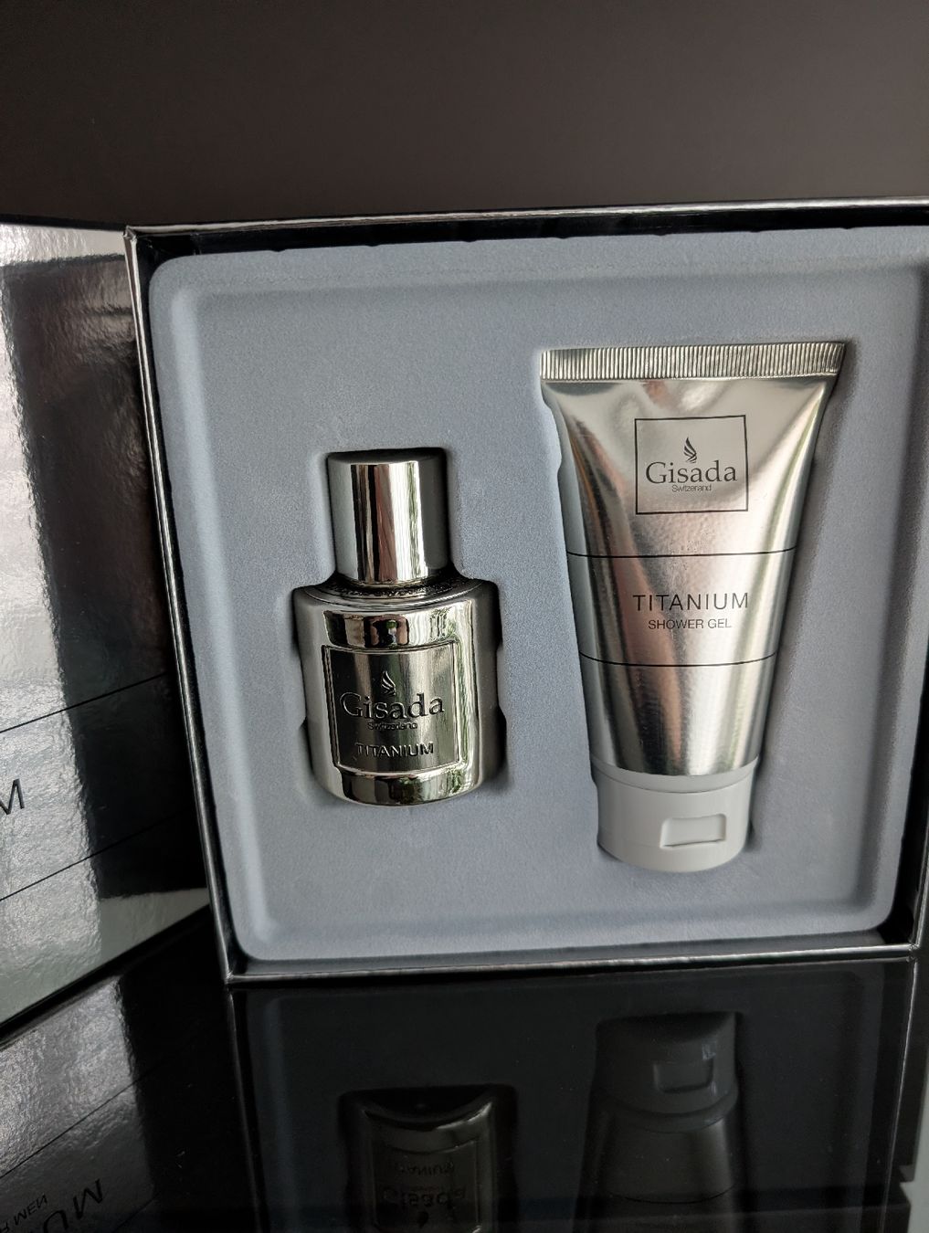 Gisada Profumi & Eau de Toilette: Gisada Titanium Parfum set 50ml edp + 100ml shower gel – Nuovo e nell'imballaggio originale da Adliswil venduto da momsi