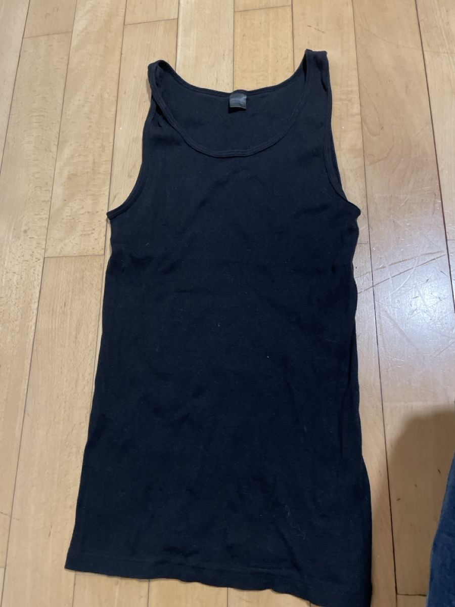 Migros T-shirt: Classic Black Tank Top - Summer Essential, Size Medium – Usato da Luzern venduto da san_6mzy