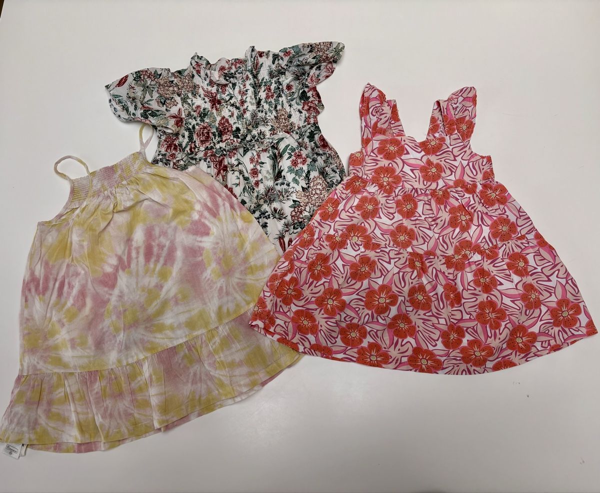Lotti & Set di vestiti: Sommerkleider 3er-Set, in 104 – Usato da Silvaplana venduto da nad_9l9w