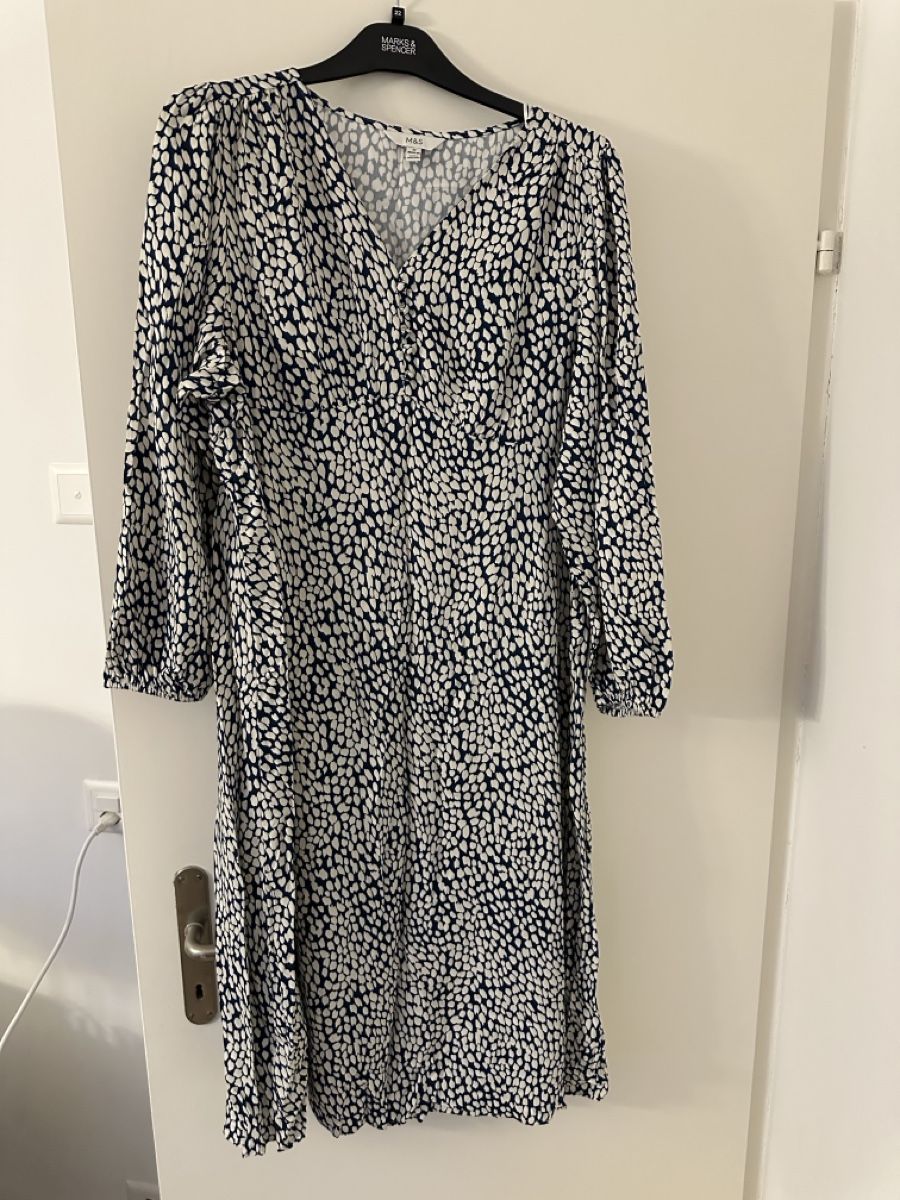 Robes: NEU Marks  & Spencer - elegant Spot Design, Size 22 – Neuf avec emballage d'origine à männedorf par stina_01