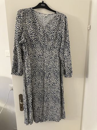 NEU Marks  & Spencer - elegant Spot Design, Size 22