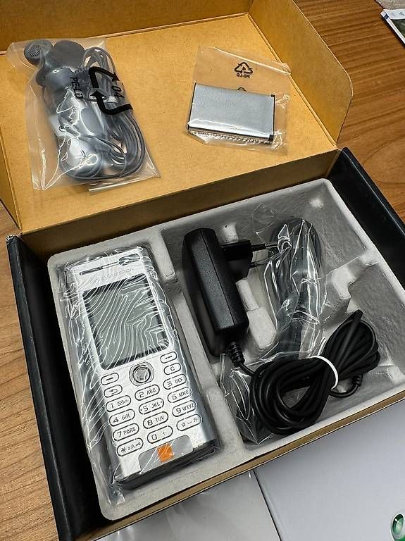 Ericsson Telefoni cellulari / Smartphones: Sony Ericsson K600i Aluminium Silver - originalverpackt – Nuovo e nell'imballaggio originale da Neftenbach venduto da Bambam3 1