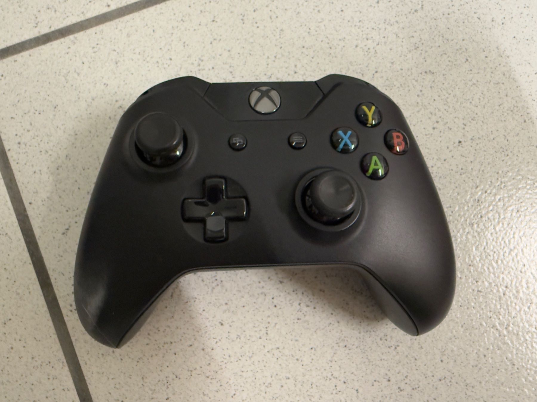 Microsoft Consoles: XBOX ONE X in gutem Zustand mit Controller – D'occasion à Losone par A.Colusso 2