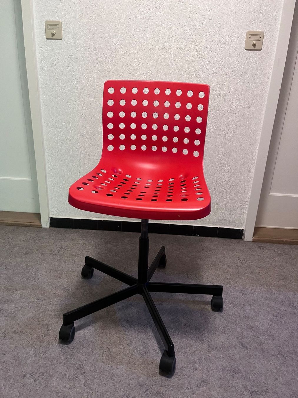 Sedie: Bürostuhl rot – Usato da St. Gallen venduto da kik_jj6q 1