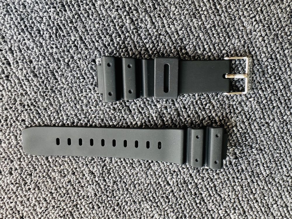 Bracciali & Braccialetti: Bracelet de montre intelligent universel, 22mm noir – Nuovo e nell'imballaggio originale da Bulle venduto da LeMoleson