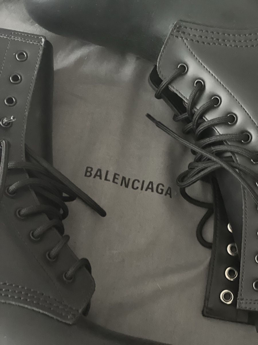 Balenciaga Damenschuhe: Anfibi Balenciaga MAI INDOSSATI n.41 – Gebraucht aus Paradiso von bar_bj6x 1