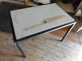 Tischchen mit Steinplatte