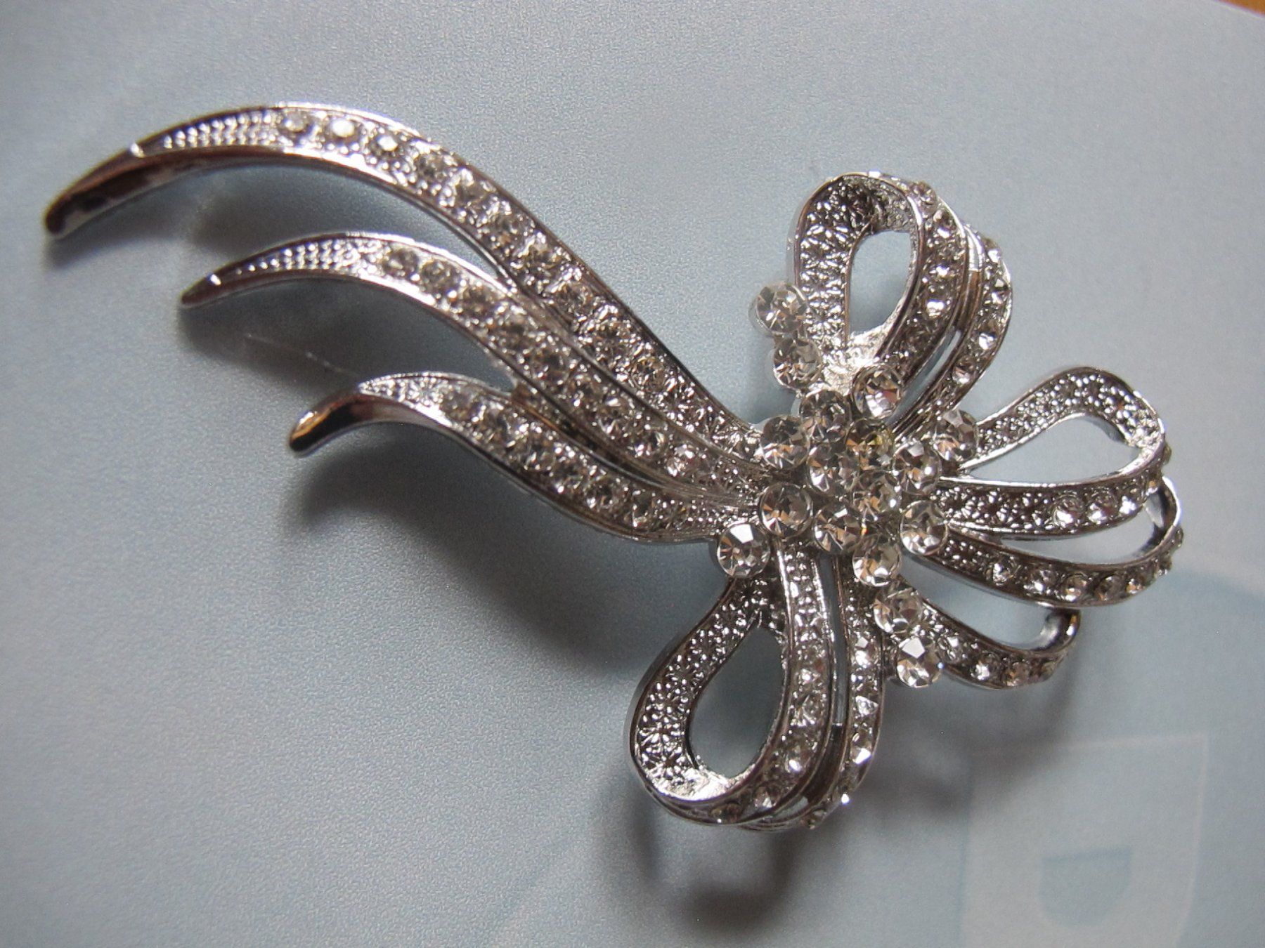 Spille & Fermagli: Elegante  Brosche mit Strass, Schleife, Silberlook... – Nuovo (secondo la descrizione) da Löhningen venduto da Chimae67 1
