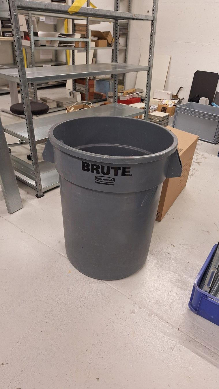 Autres articles bureau & commerces: Universalcontainer BRUTE, rund Rubbermaid 121l – D'occasion à Zürich par pst_2jsl