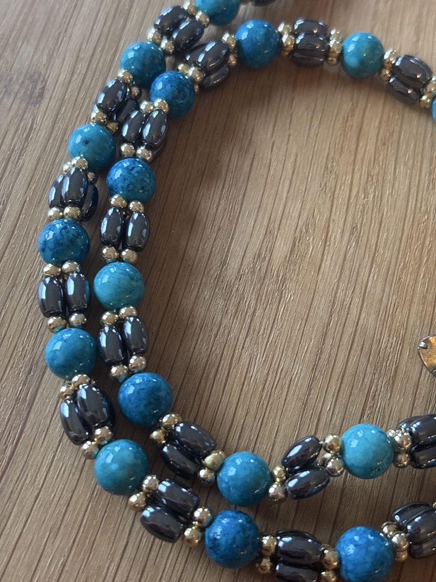 Colliers: Hematite & Turquoise Beaded Necklace with Clasp – Neuf (Voir description) à Genève par gai_w7bf 1