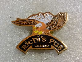 Ansteckpin 228: Richis Pub