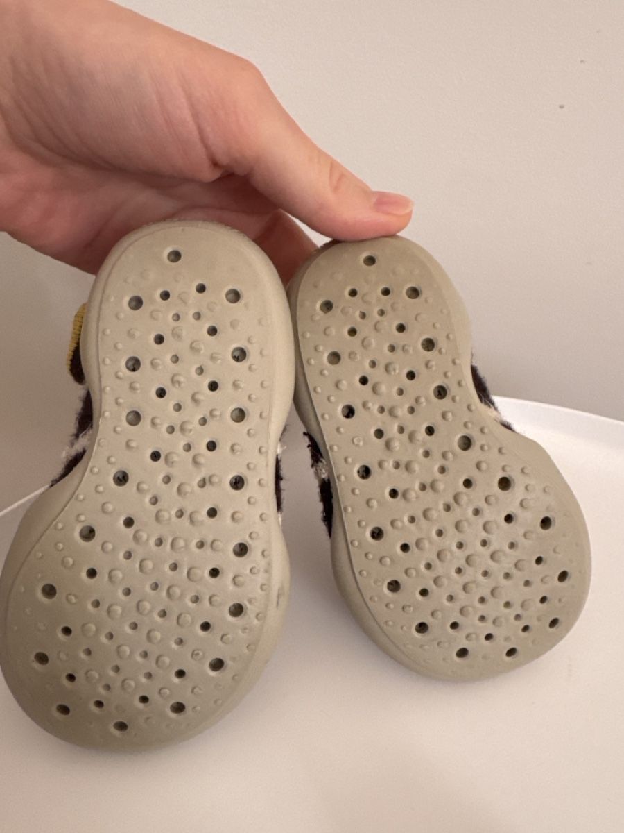 Schuhe für Jungen: Pantoufles chaussons le collégien 22/23 – Gebraucht aus Montreux von canori 1