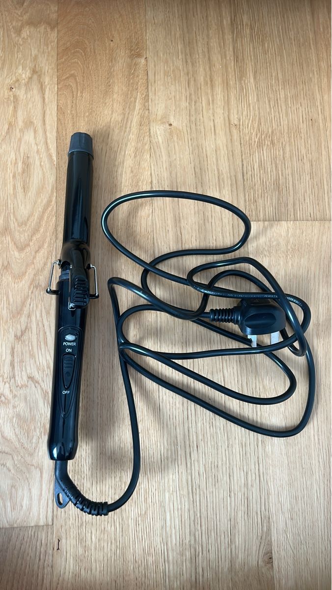Fers à boucler & lisser: Lockenstab schwarz gebraucht (Typ G Stecker) – D'occasion à Fehraltorf par car_5mk7