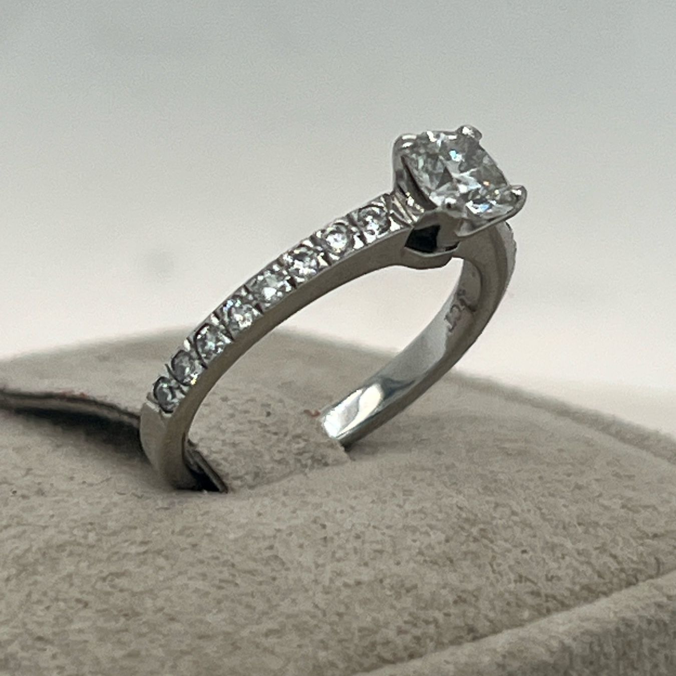 Tiffany & Co. Anelli: Tiffany & Co. Ring in Platin mit Diamant – Usato da Stäfa venduto da Wdsoft 3