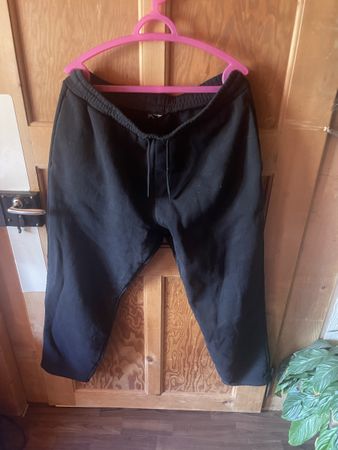 Schwarze Trainerhose mit Tasche