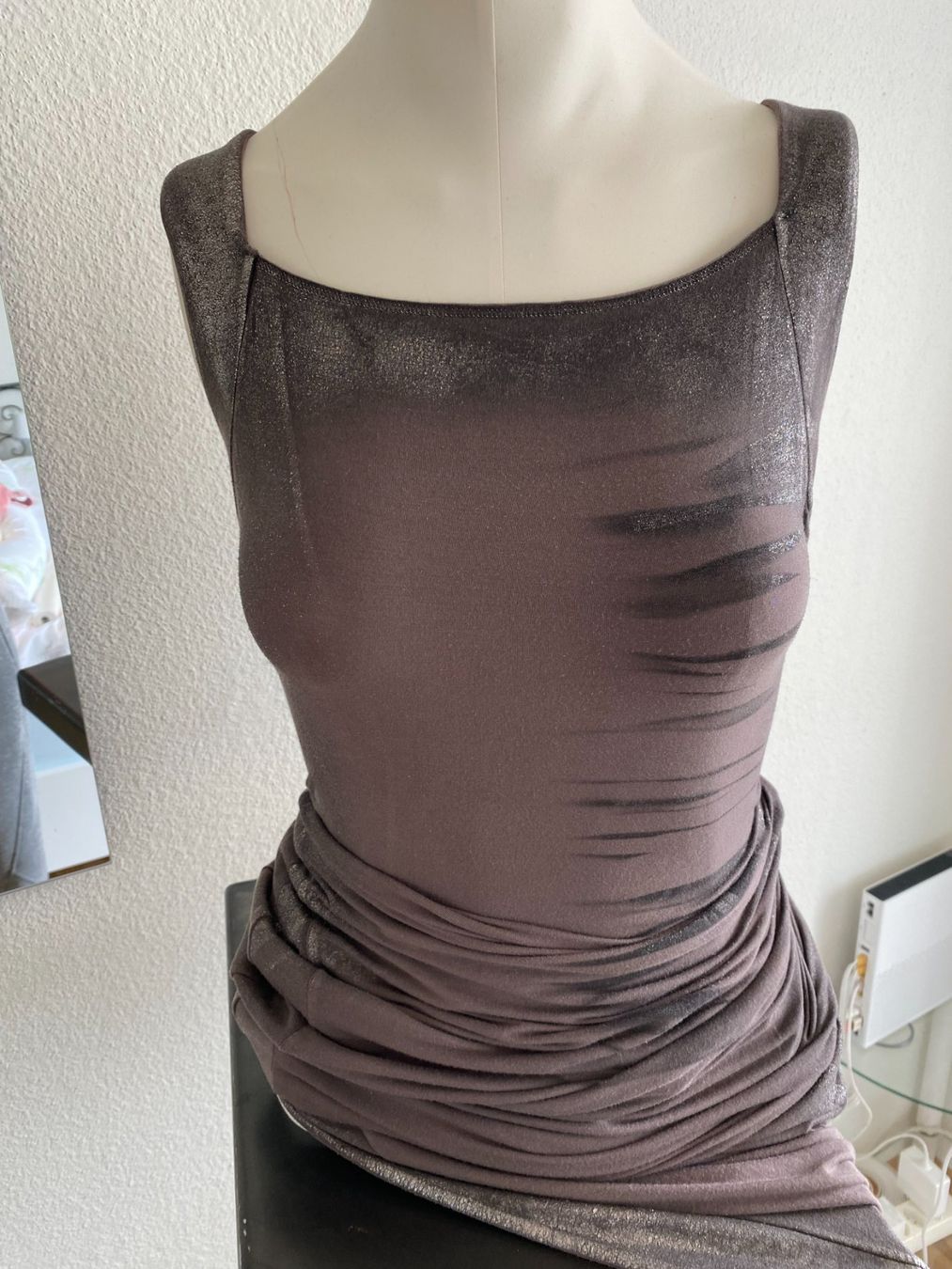 Issey Miyake Vestiti: Issey Miyake langes Strechkleid mit Seitenschlitz – Usato da Zürich venduto da Gemi 4