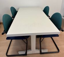 Weisser Tisch mit 4 Stühlen "Vitra"