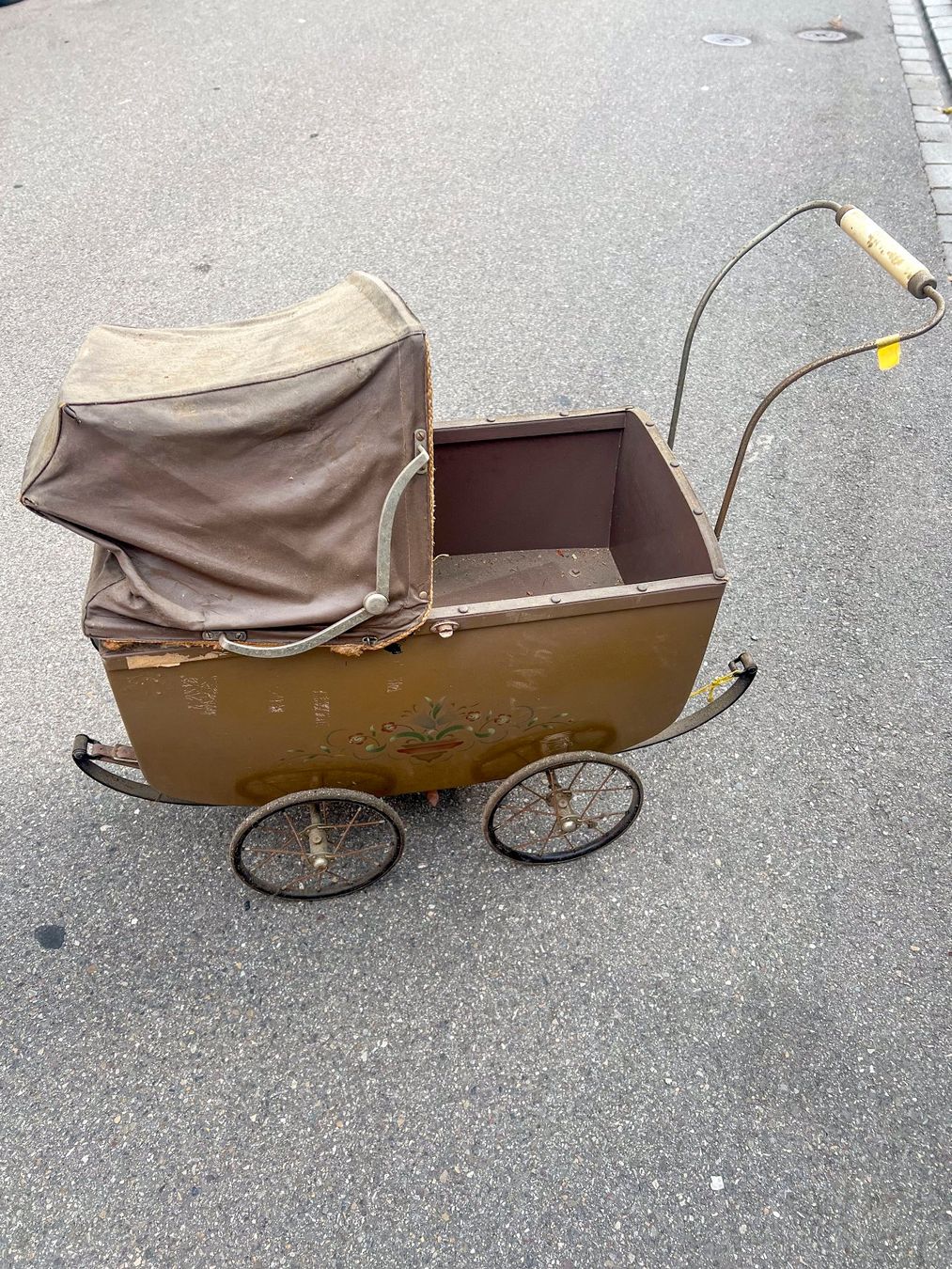 Carrozzine per bambole: Antiker Puppenwagen/Kinderwagen – Difettoso da Winterthur venduto da Ael_ 2