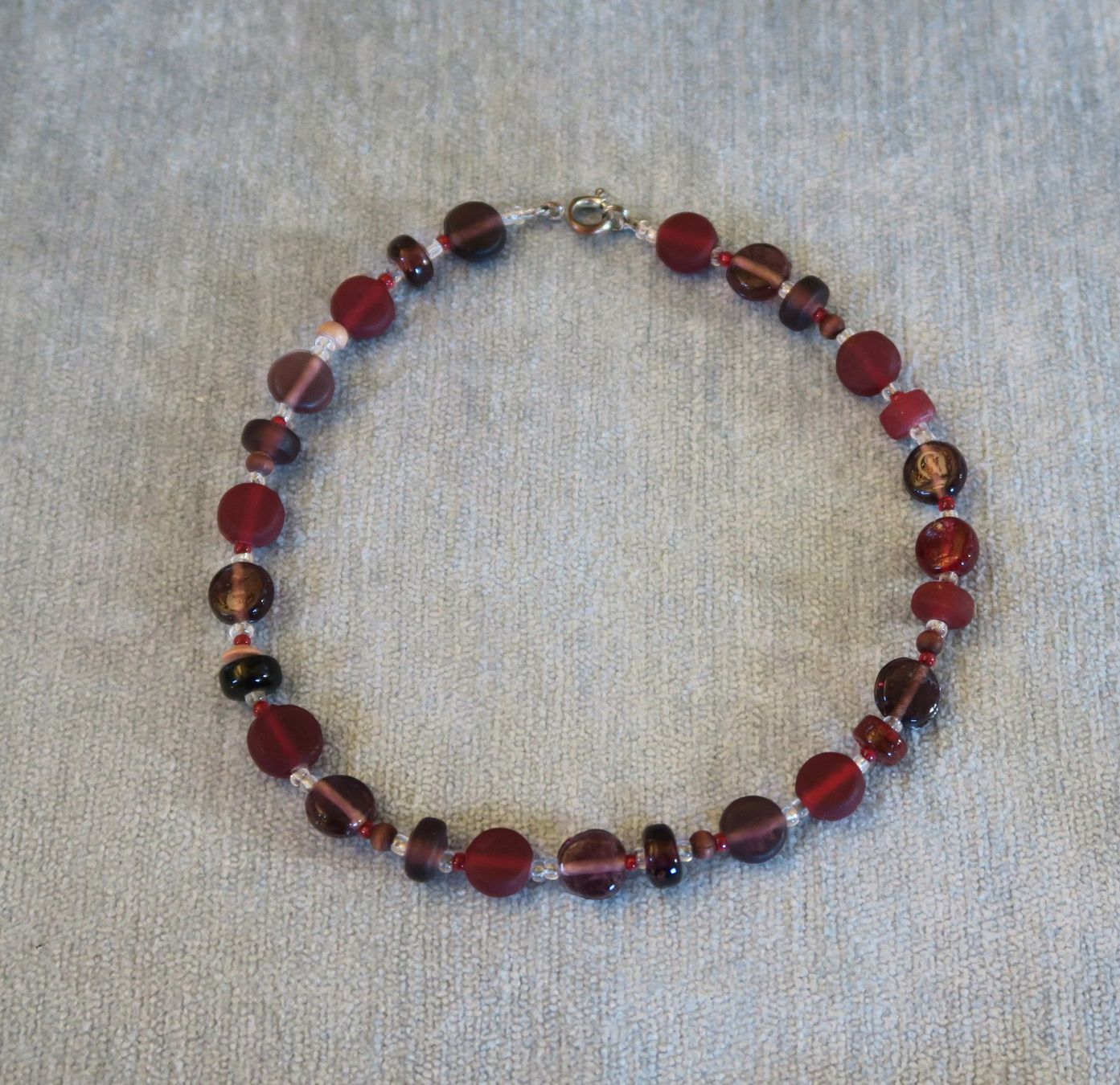 Catenine: Glas - Perlenkette bordeaux-rot – Usato da Brittnau venduto da marlenestone 2