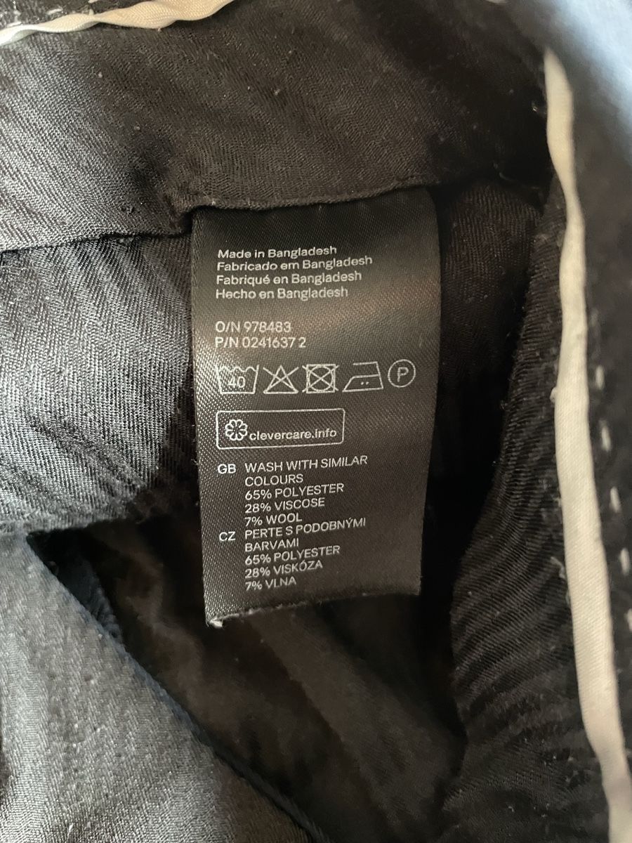 H&M Pantaloni: Pantalon bleu marine foncé – Usato da Neirivue venduto da Frck 3
