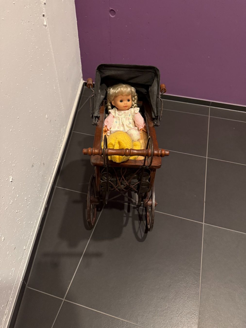 Carrozzine per bambole: antiker Puppenwagen mit 2 Puppen – Usato da Rothenburg venduto da Patri00 3