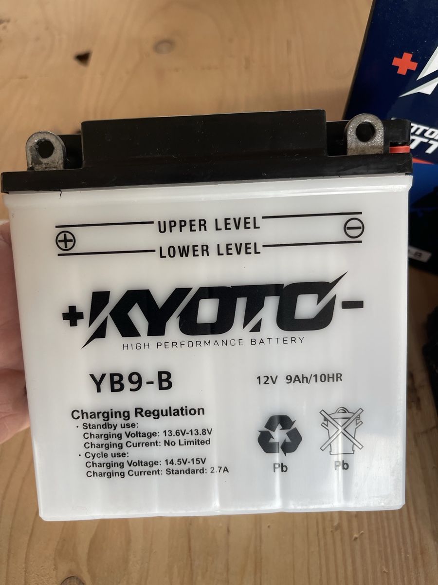 Varta Batteries: 2 Batterien – D'occasion à Bottmingen par ale3829 3