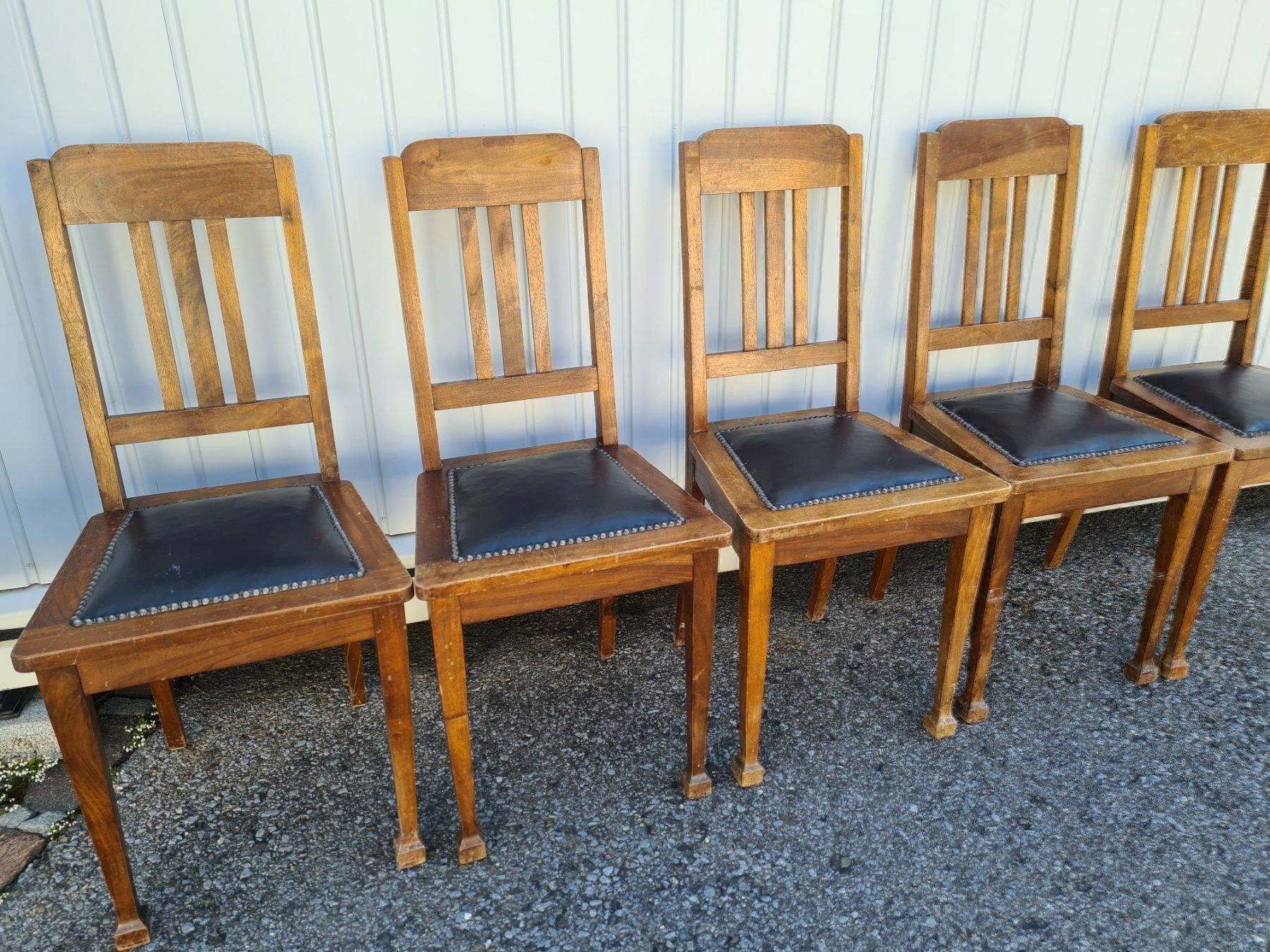 Stühle: 5 chaises en cuir – Gebraucht aus Monthey von 187-zeroo 5