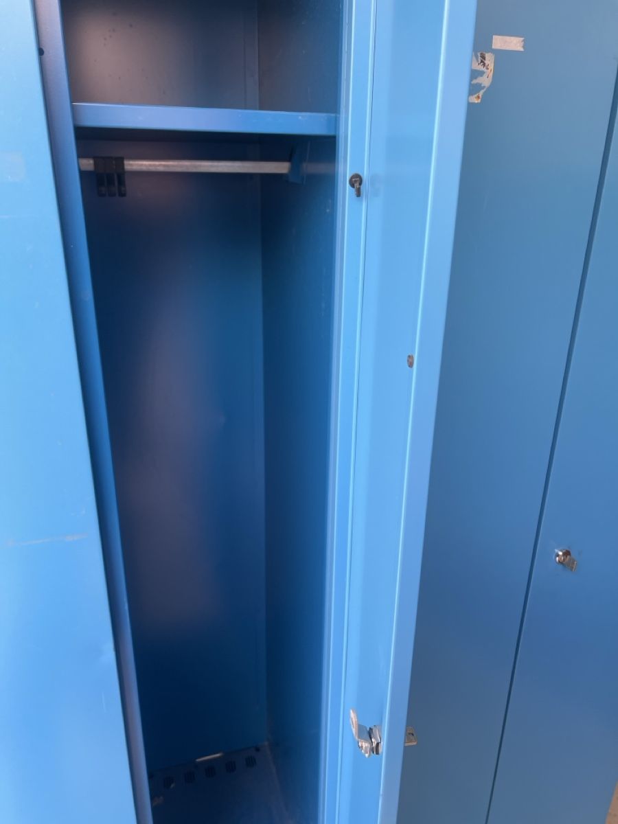 Armadi: Spinnt/ Garderobe blau 4 Türig – Usato da Rorschach venduto da TimelessTrading 3