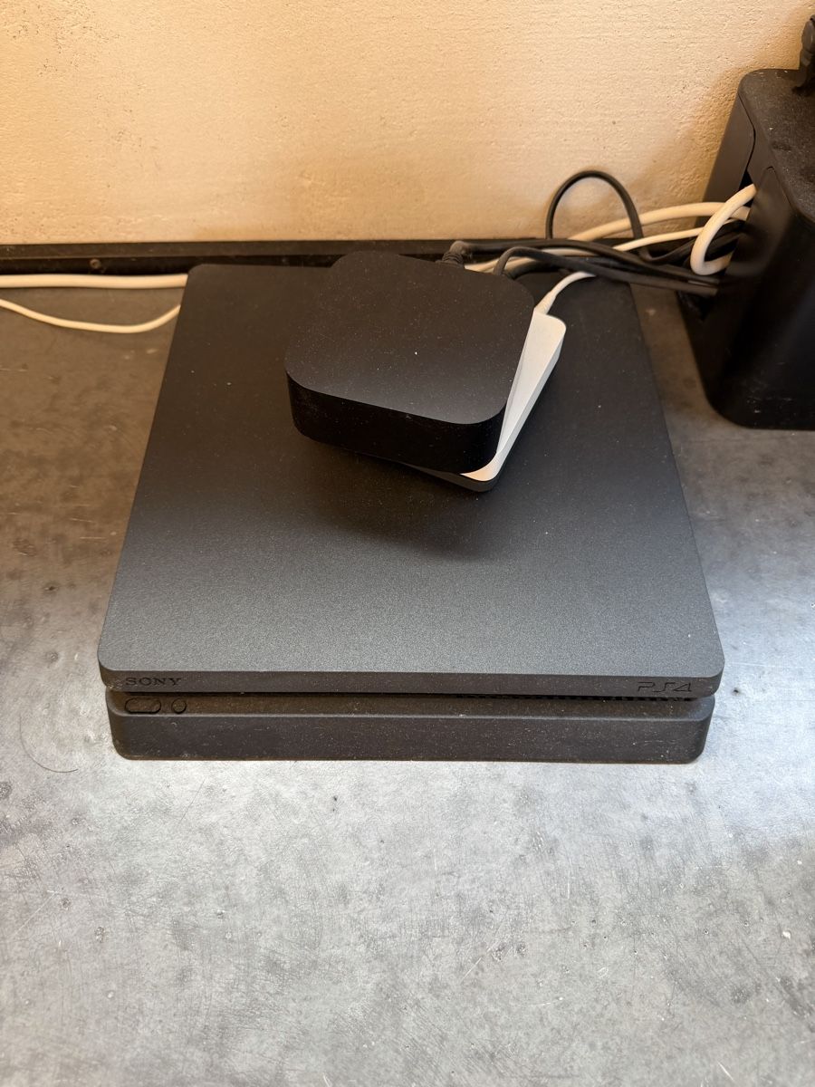 Sony Console: Play station 4 – Usato da Zürich venduto da dmasti