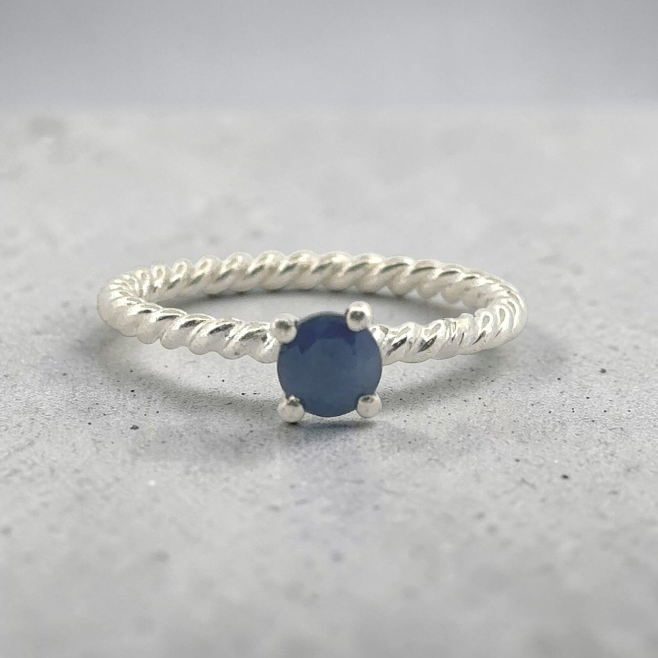Olga Ribler Anelli: Feiner Silber Ring 925 mit Saphire Grösse 57 – Nuovo (secondo la descrizione) da Luzern venduto da Schmuckoutlet 1