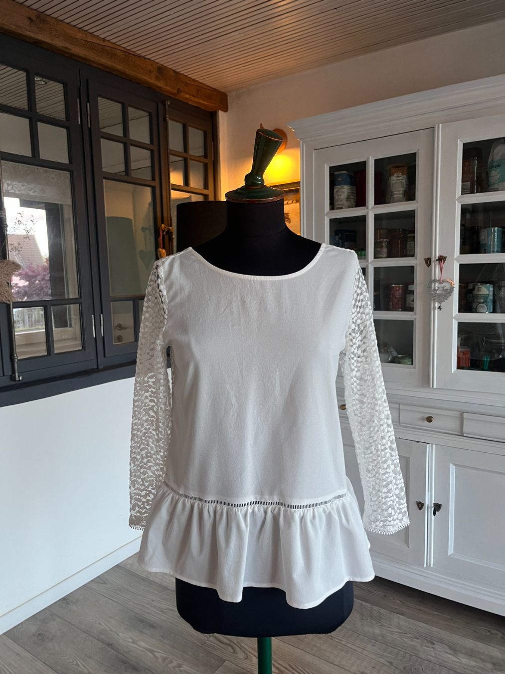 Tops: Chemisier blanc manches et dos dentelle – D'occasion à Seiry par vanille08