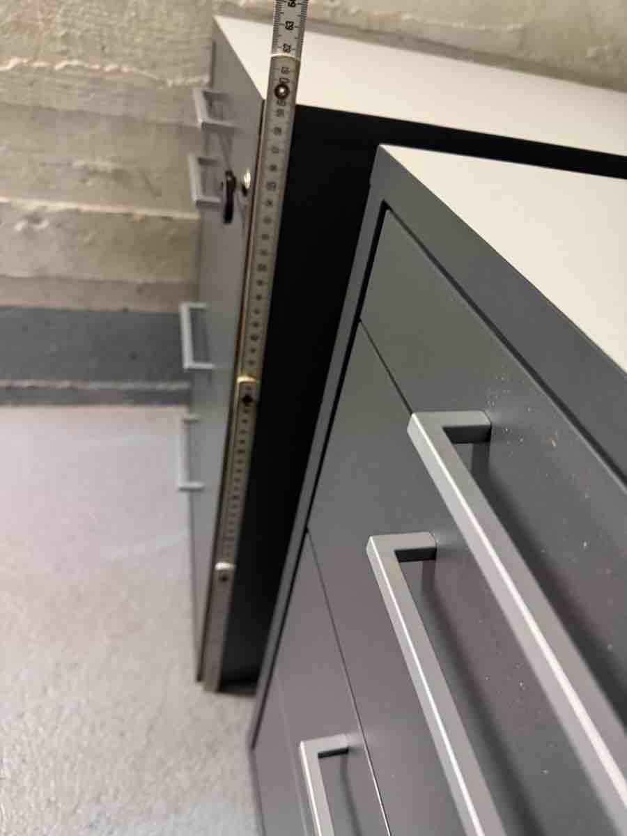 Banconi: 2 Rollcontainer aus Metall grau abschliessbar – Usato da Zürich venduto da Strickmeier 5