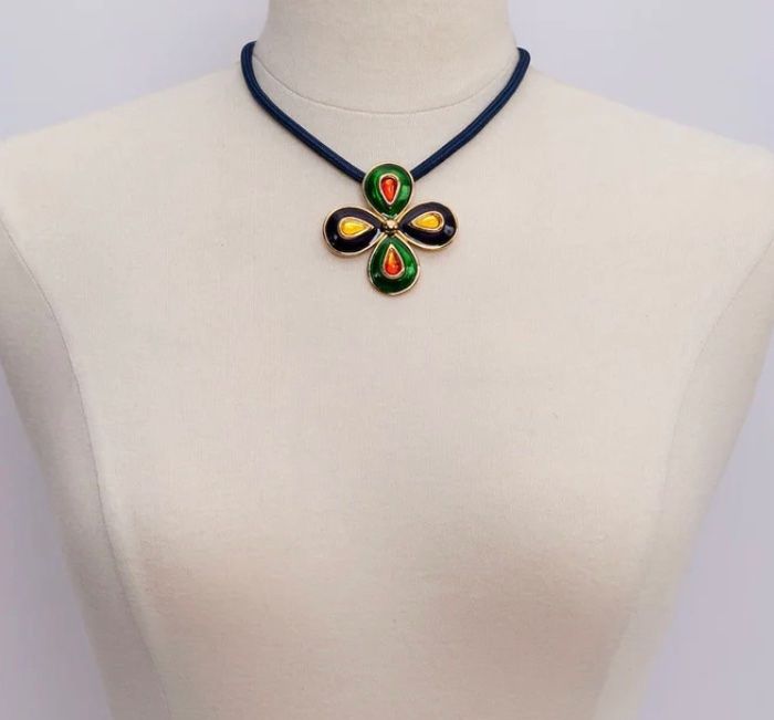 Saint Laurent Catenine: Collier pendentif émaillé Yves Saint Laurent – Usato da Montreux venduto da Perledor 2