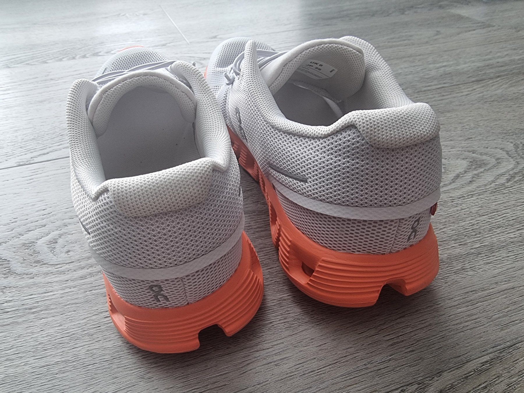 On Scarpe da donna: On Running Cloud Laufschuhe hellgrau/orange Gr. 39 neu – Nuovo e nell'imballaggio originale da Eglisau venduto da nicij79 2